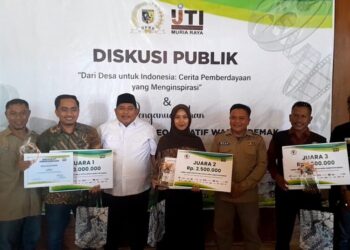 DPRD Demak Gandeng IJTI Muria Raya Serap Aspirasi Lewat Lomba Video Desa 28 Ketua DPRD Demak, Zayinul Fata (tiga dari kiri), saat menyerahkan hadiah kepada pemenang lomba video kreatif di Reinz Kafe, Demak, Sabtu, 20 Desember 2025. (M. Burhanuddin Aslam/Lingkarjateng.id)