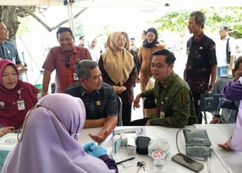 Bupati Jepara Witiarso Utomo (kanan) bersama jajawan DPRD Jepara dalam agenda Bupati Ngantor di Desa Bandengan, Selasa, 2 Desember 2025. (Dokumentasi untuk Lingkarjateng.id)