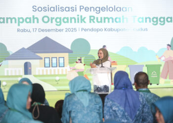 Pemkab Kudus dan BLDF Perkuat Pengelolaan Sampah Organik Rumah Tangga 25 Ketua TP PKK Kabupaten Kudus periode 2025-2030, Endhah Endhayani Sam’ani Intakoris, memberi sambutan dalam kegiatan Sosialisasi Pengelolaan Sampah Organik Rumah Tangga di Pendopo Kabupaten Kudus, Rabu, 17 Desember 2025. (BLDF/Lingkarjateng.id)