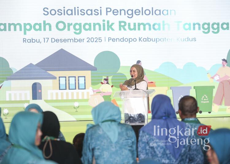 Pemkab Kudus dan BLDF Perkuat Pengelolaan Sampah Organik Rumah Tangga 25 Ketua TP PKK Kabupaten Kudus periode 2025-2030, Endhah Endhayani Sam’ani Intakoris, memberi sambutan dalam kegiatan Sosialisasi Pengelolaan Sampah Organik Rumah Tangga di Pendopo Kabupaten Kudus, Rabu, 17 Desember 2025. (BLDF/Lingkarjateng.id)