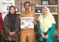Direktur Koran Lingkar, Henny Susilowati (kiri), bersama Pimpinan Redaksi Koran Lingkar, Nailin R.A. (kanan), berfoto bersama Sekda Demak, Akhmad Sugiharto (tengah), usai audiensi di Ruang Kerja Sekda Demak, Selasa, 30 Desember 2025. (M. Burhanuddin Aslam/Lingkarjateng.id)