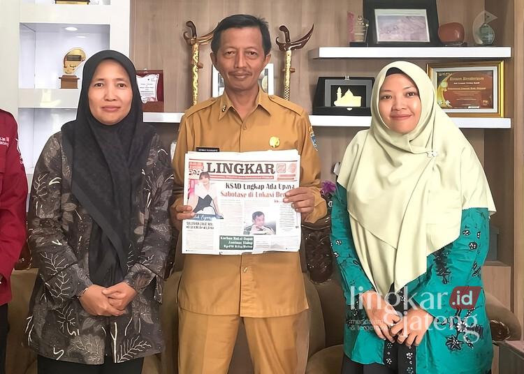 Kunjungi Pemkab Demak, Koran Lingkar Perkuat Sinergi dengan Pemerintah Daerah 25 Direktur Koran Lingkar, Henny Susilowati (kiri), bersama Pimpinan Redaksi Koran Lingkar, Nailin R.A. (kanan), berfoto bersama Sekda Demak, Akhmad Sugiharto (tengah), usai audiensi di Ruang Kerja Sekda Demak, Selasa, 30 Desember 2025. (M. Burhanuddin Aslam/Lingkarjateng.id)