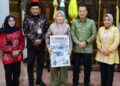 Kunjungi Bupati Kudus, Koran Lingkar Perkuat Kolaborasi Hadirkan Informasi Kredibel 28 Direktur Koran Lingkar Henny Susilowati (tengah) bersama jajarannya berfoto bersama Bupati Kudus Sam'ani Intakoris (dua dari kanan) usai pertemuan hangat di Pendopo Kabupaten Kudus, Selasa, 9 Desember 2025. (Mohammad Fahtur Rohman/Lingkarjateng.id)