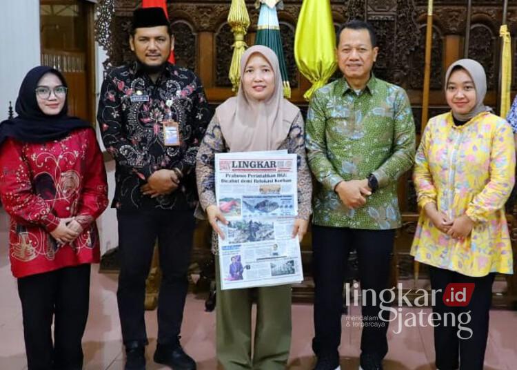Kunjungi Bupati Kudus, Koran Lingkar Perkuat Kolaborasi Hadirkan Informasi Kredibel 25 Direktur Koran Lingkar Henny Susilowati (tengah) bersama jajarannya berfoto bersama Bupati Kudus Sam'ani Intakoris (dua dari kanan) usai pertemuan hangat di Pendopo Kabupaten Kudus, Selasa, 9 Desember 2025. (Mohammad Fahtur Rohman/Lingkarjateng.id)