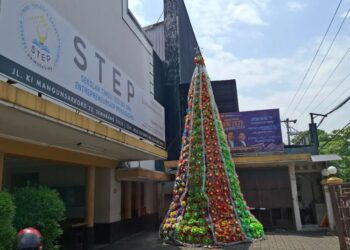 POTRET: Pohon natal yang terbuat dari limbah sampah oleh Gereja Isa Almasih Jemaat Pringgading, Kecamatan Semarang Tengah, Kota Semarang, Rabu, 24 Desember 2025. (Syahril Muadz/Lingkarjateng.id)