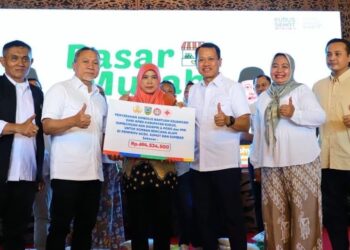 Datang ke Kudus, Menko Zulhas Pastikan Keberhasilan Program Pangan 25 Menteri Koordinator Bidang Pangan Indonesia Zulkifli Hasan foto bersama Bupati Kudus Sam’ani Intakoris dan sejumlah stakeholder saat acara pembagian bantuan pangan di Pendopo Kabupaten Kudus, Sabtu, 20 Desember 2025. (Nisa Hafizhotus S/Lingkarjateng.id)