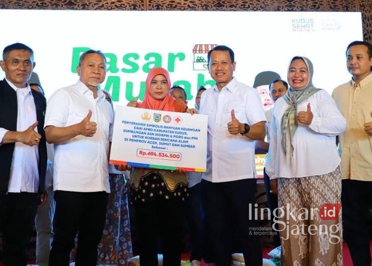 Datang ke Kudus, Menko Zulhas Pastikan Keberhasilan Program Pangan 25 Menteri Koordinator Bidang Pangan Indonesia Zulkifli Hasan foto bersama Bupati Kudus Sam’ani Intakoris dan sejumlah stakeholder saat acara pembagian bantuan pangan di Pendopo Kabupaten Kudus, Sabtu, 20 Desember 2025. (Nisa Hafizhotus S/Lingkarjateng.id)