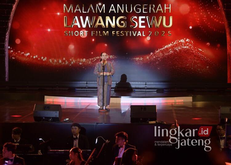 Wali Kota Semarang Pastikan Lawang Sewu Short Film Festival Digelar Lagi Tahun Depan 25 Wali Kota Semarang, Agustina Wilujeng Pramestuti, saat memberi sambutan di Lawang Sewu Short Film Festival (LSSFF) 2025 di Gedung Ki Narto Sabdo, Taman Budaya Raden Saleh (TBRS), Semarang, Jumat malam, 19 Desember 2025. (Humas Pemkot Semarang/Lingkarjateng.id)