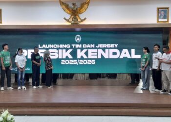 Bupati Kendal, Dyah Kartika Permanasari, saat melaunching tim dan jersey Persik Kendal di Pendopo Tumenggung Bahurekso Setda Kendal, Sabtu malam, 20 Desember 2025. (Anik Kustiani/Lingkarjateng.id)
