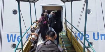 Libur Nataru, Arus Penumpang Pelabuhan Tanjung Emas Diprediksi Normal 21 POTRET: Suasana penumpang kapal di Pelabuham Tanjung Emas, Semarang. (Rizky Syahrul/Lingkarjateng.id)