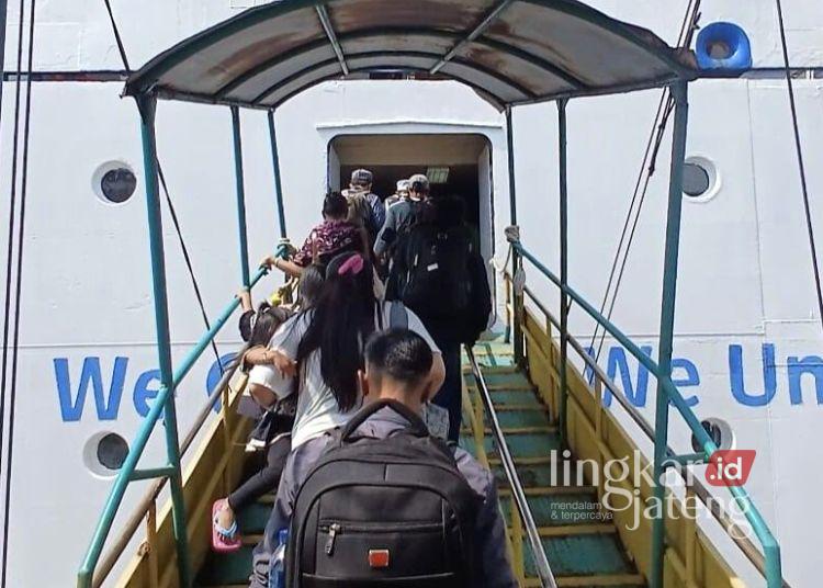Libur Nataru, Arus Penumpang Pelabuhan Tanjung Emas Diprediksi Normal 25 POTRET: Suasana penumpang kapal di Pelabuham Tanjung Emas, Semarang. (Rizky Syahrul/Lingkarjateng.id)