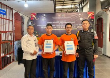 Perwakilan narapidana Rutan Salatiga saat menerima berkas remisi di Rutan setempat, Kamis, 25 Desember 2025. (Dok.Humas Rutan Salatiga/Lingkarjateng.id)