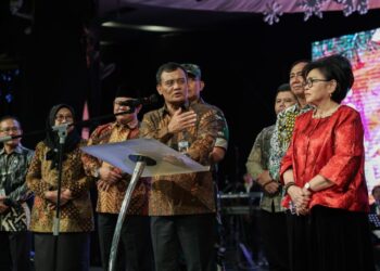 Gubernur Jateng Ajak Warga Jaga Toleransi saat Perayaan Natal 31 Gubernur Jawa Tengah Ahmad Luthfi saat menyapa umat Kristiani yang merayakan Natal di Gereja Jemaat Kristen Injil (JKI) Holy Stadium, Kota Semarang, Rabu malam, 24 Desember 2025. (Humas Pemprov Jateng/Lingkarjateng.id)