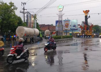 ILUSTRASI: Truk sumbu 3 masih melintasi jalan di area Tugu Pancasila, Blora, Jumat, 25 Desember 2025. (Eko Wicaksono/Lingkarjateng.id)