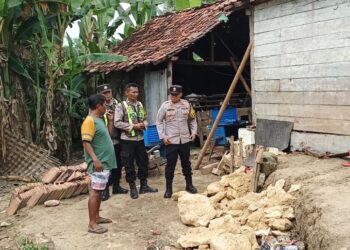 Kapolsek Banjarejo AKP Gembong melakukan identifikasi lokasi kejadian tanah ambrol di Dukuh Sambiroto, Desa Buluroto, Blora, Jumat, 26 Desember 2025. (Eko Wicaksono/Lingkarjateng.id)