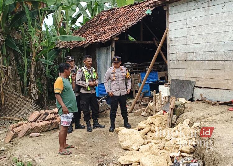 Tanah Ambrol Ancam 3 Rumah di Blora, Diharap Segera Direlokasi 25 Kapolsek Banjarejo AKP Gembong melakukan identifikasi lokasi kejadian tanah ambrol di Dukuh Sambiroto, Desa Buluroto, Blora, Jumat, 26 Desember 2025. (Eko Wicaksono/Lingkarjateng.id)
