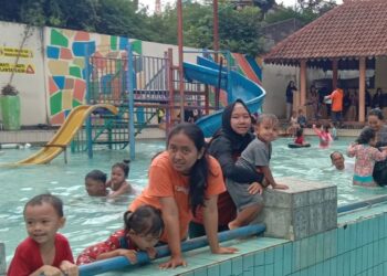 BERMAIN AIR: Sejumlah anak-anak terlihat asyik berenang di kolam renang Kali Taman, Kecamatan Sidorejo, Kota Salatiga, Sabtu, 27 Desember 2025. (Angga Rosa/Lingkarjateng.id)