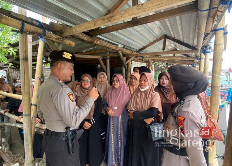 Pengamanan di Objek Wisata Demak Diintensifkan saat Libur Panjang Nataru 25 Personel Polres Demak saat memberikan imbauan kepada para pengunjung di salah satu objek wisata di Demak, Sabtu, 27 Desember 2025. (M Burhanuddin Aslam/Lingkarjateng.id)