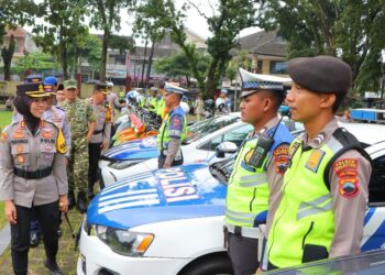 Kapolres Salatiga AKBP Veronica mengecek kesiapan personil pengamanan Nataru di Mapolres setempat, belum lama ini. (Dok.Humas Polres Salatiga/Lingkarjateng.id)