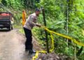 Rawan Longsor, Jalur Doro–Petungkriyono Pekalongan Dipasang Garis Pengaman 35 Petugas Bhabinkamtibmas memasang garis polisi di tepi jalan jalur Doro–Petungkriyono Pekalongan yang terdampak longsor dan berbatasan langsung dengan jurang, Sabtu, 27 Desember 2025. (Dok. Polsek Petungkriyono/Lingkarjateng.id)