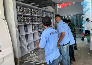 Ilustrasi: Petugas salah satu SPPG di Kabupaten Demak menyiapkan distribusi paket menu MBG. (M. Burhanuddin Aslam/Lingkarjateng.id)