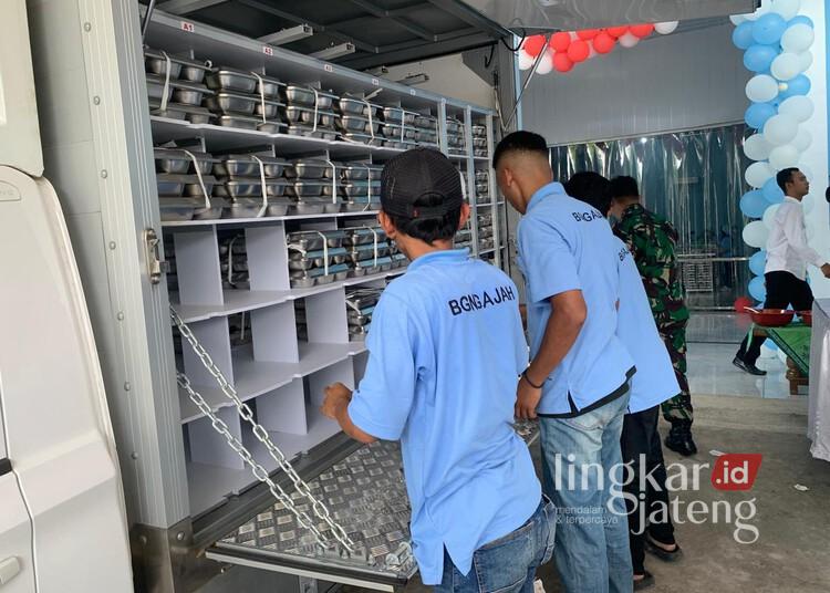 Program MBG di Demak Tetap Berjalan Selama Libur Sekolah, Begini Skemanya 25 Ilustrasi: Petugas salah satu SPPG di Kabupaten Demak menyiapkan distribusi paket menu MBG. (M. Burhanuddin Aslam/Lingkarjateng.id)