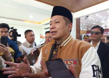 Menteri Koperasi (Menkop) Ferry Juliantono memberikan keterangan kepada awak media di Kampus UKSW Salatiga, Selasa, 2 Desember 2025. (Angga Rosa/Lingkarjateng.id)