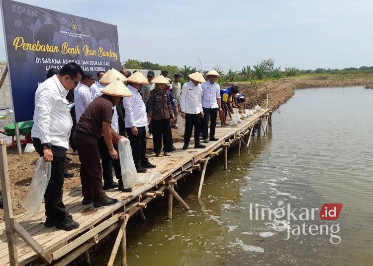 Menteri Imipas ke Kendal, Sarankan Pemanfaatan Lahan Idle untuk Tambak 25 Rombongn Menteri Imigrasi dan Pemasyarakatan Republik Indonesia, Agus Andrianto, bersama Bupati Kendal, Dyah Kartika Permanasari, Kepala DKP Kendal Hudi Sambodo mengunjungi tambak Lapas Terbuka II B Kendal, Selasa, 2 November 2025. (Anik Kustiani/Lingkarjateng.id)