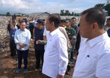 Menteri Lingkungan Hidup/Kepala Badan Pengendalian Lingkungan Hidup Hanif Faisol Nurofiq saat meninjau TPA Tanjungrejo di Kabupaten Kudus, Jawa Tengah, Jumat, 26 Desember 2025. (Antara/Lingkarjateng.id)