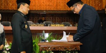 Wakil Ketua DPRD Jawa Tengah Mohammad Saleh (kanan) menandatangani nota kesepakatan Rancangan KUA-PPAS APBD Jateng 2026 di Gedung Berlian DPRD Jateng, Kamis, 20 November 2025. (Lingkarjateng.id)