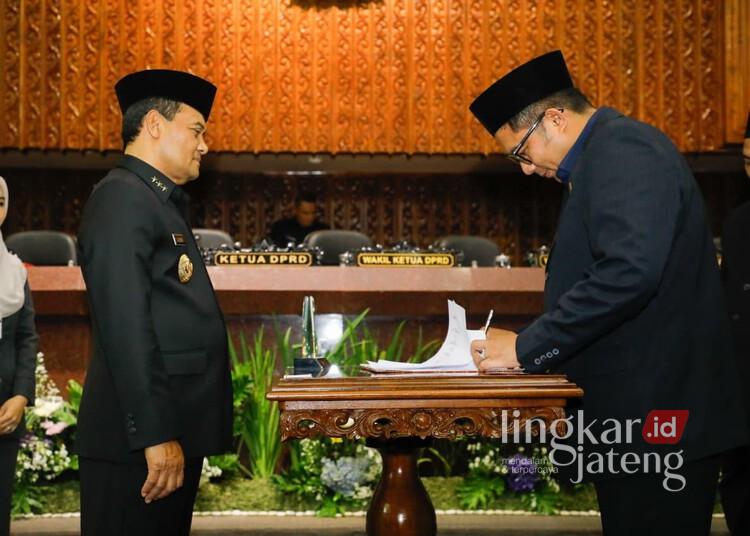 Mohammad Saleh Sahkan KUA-PPAS APBD Jateng 2026, Prioritaskan Swasembada Pangan 25 Wakil Ketua DPRD Jawa Tengah Mohammad Saleh (kanan) menandatangani nota kesepakatan Rancangan KUA-PPAS APBD Jateng 2026 di Gedung Berlian DPRD Jateng, Kamis, 20 November 2025. (Lingkarjateng.id)