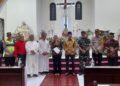 Caption : Bupati Kendal Dyah Kartika Permanasari (kelima kiri) didampingi Wakil Bupati Benny Karnadi (keenam kiir) saat monitoring di Gereja Santo Martinus Weleri, Rabu, 24 Desember 2025 malam. (Anik Kustiani/Lingkarjateng.id)