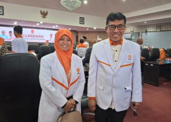 Anggota Komisi IX DPR RI, Muh. Haris, dan sang istri Ida Nurul Farida yang juga menjabat anggota Komisi E DPRD Jateng berfoto  bersama usai kegiatan sosialisasi empat pilar Ruang Paripurna DPRD Kabupaten Kendal, Minggu, 21 Desember 2025. (Unggul Priambodo/Lingkarjateng.id)