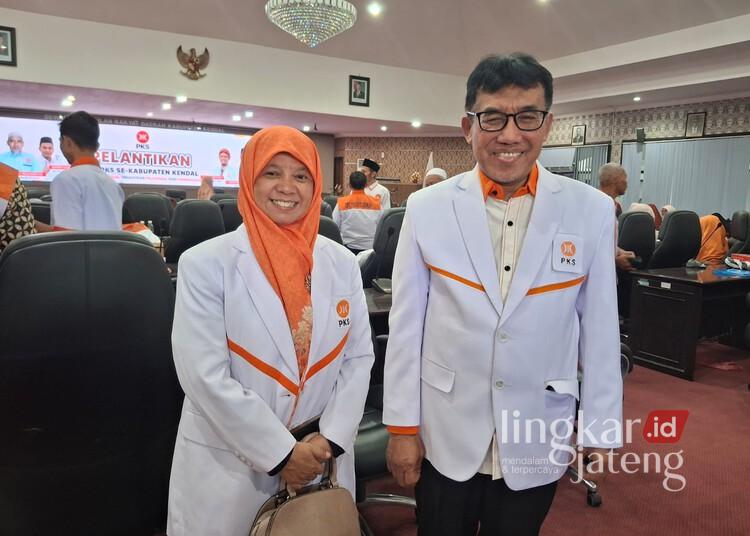 Sosialisasi Empat Pilar di Kendal, Muh. Haris Bahas Penguatan Layanan Kesehatan 25 Anggota Komisi IX DPR RI, Muh. Haris, dan sang istri Ida Nurul Farida yang juga menjabat anggota Komisi E DPRD Jateng berfoto bersama usai kegiatan sosialisasi empat pilar Ruang Paripurna DPRD Kabupaten Kendal, Minggu, 21 Desember 2025. (Unggul Priambodo/Lingkarjateng.id)