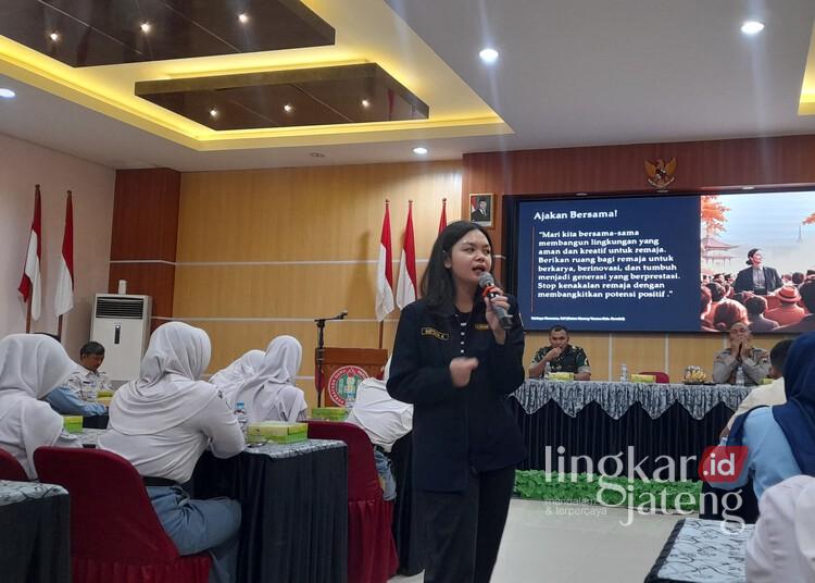 Ketua Karang Taruna Kabupaten Kendal, Nattaya Kenenza, menjadi narasumber dalam kegiatan Penguatan Kesadaran dan Literasi Digital Pemuda, Rabu, 10 Desember 2025. (Anik Kustiani/Lingkarjateng.id)