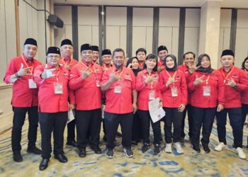 Ngesti Nugraha (depan kiri) kembali terpilih menjadi Ketu DPC PDIP Kabupaten Semarang dalam Konferda dan Konfercab PDIP se-Jawa Tengah di Kota Semarang, Sabtu, 27 Desember 2025. (Hesty Imaniar/Lingkarjateng.id)