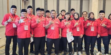 Ngesti Kembali Jadi Ketua DPC PDIP Kabupaten Semarang, Bondan Jabat Sekretaris 10 Ngesti Nugraha (depan kiri) kembali terpilih menjadi Ketu DPC PDIP Kabupaten Semarang dalam Konferda dan Konfercab PDIP se-Jawa Tengah di Kota Semarang, Sabtu, 27 Desember 2025. (Hesty Imaniar/Lingkarjateng.id)