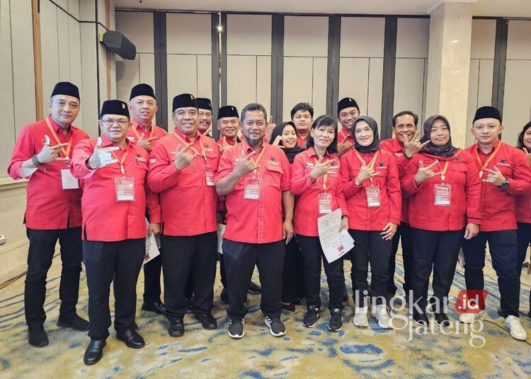 Ngesti Kembali Jadi Ketua DPC PDIP Kabupaten Semarang, Bondan Jabat Sekretaris 25 Ngesti Nugraha (depan kiri) kembali terpilih menjadi Ketu DPC PDIP Kabupaten Semarang dalam Konferda dan Konfercab PDIP se-Jawa Tengah di Kota Semarang, Sabtu, 27 Desember 2025. (Hesty Imaniar/Lingkarjateng.id)