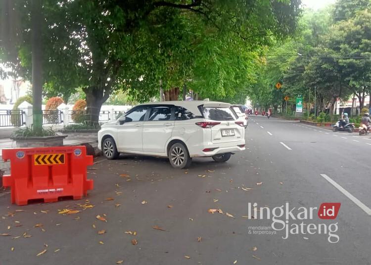 PAD Sektor Parkir di Pati Tembus Rp638 Juta, 3 Titik Ini Sumbang Nominal Terbesar 25 Mobil terparkir di salah satu titik parkir yang dikelola Dishub Kabupaten Pati. (Lingkarnews Network/Lingkarjateng.id)