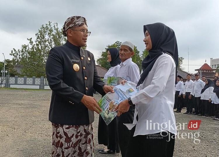 Terima SK, 2.818 Honorer Batang Resmi Diangkat Jadi PPPK Paruh Waktu 25 Bupati Batang, M. Faiz Kurniawan, saat menyerahkan SK pengangkatan PPPK Paruh Waktu di halaman GOR Indoor Abirawa, Kabupaten Batang, Senin, 8 Desember 2025. (Humas Pemkab Batang/Lingkarjateng.id)