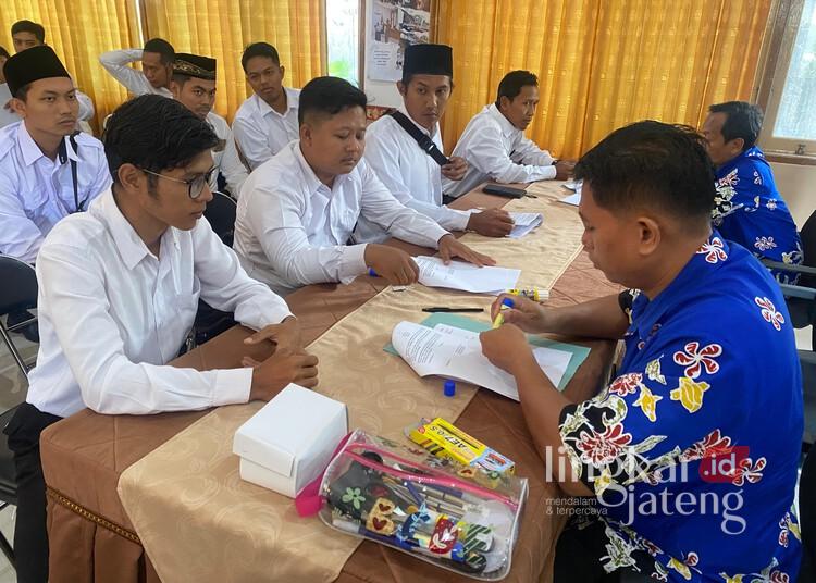 Pemkab Blora Angkat 62 PPPK Paruh Waktu Formasi 2025, Segini Gajinya 25 Pegawai PPPK Paruh Waktu di Kabupaten Blora menerima SK pengangkatan baru-baru ini. (BKPSDM Blora/Lingkarjateng.id)
