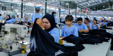 Pekerja pabrik garmen di Kabupaten Pemalang yang kembali bekerja usai renovasi bangunan. (Humas Pemprov Jateng)