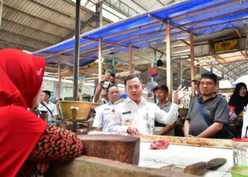 Wakil Bupati Pekalongan Sukirman meninjau harga komoditas pangan di Pasar Kesesi pada Rabu, 10 Desember 2025. (Fahri Akbar/Lingkarjateng.id)