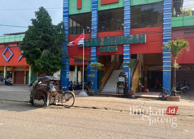 Pasar Bitingan Kudus Akan Tetap Dikosongkan Meski Pedagang Enggan Relokasi 25 Pengendara becak sedang melintas di depan Pasar Bitingan, Kabupaten Kudus pada Selasa, 2 Desember 2025. (Fahtur Rohman/Lingkarjateng.id)