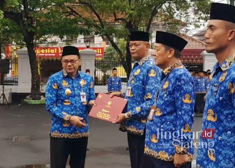 HUT Korpri ke-54, Wabup Pati Tekankan Netralitas ASN dan Percepatan Digitalisasi 25 Wakil Bupati Pati Risma Ardhi Chandra saat memimpin upacara HUT Korpri ke–54 di pendopo Kabupaten Pati, Senin, 1 Desember 2025. (Lingkarnews Network)