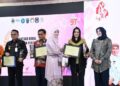 Pekalongan Jadi Kabupaten Terbaik se-Jateng Turunkan Prevalensi Stunting 34 Ketua TP PKK Provinsi Jawa Tengah Nawal Taj Yasin menyerahkan penghargaan kepada Bupati Pekalongan Fadia Arafiq sebagai daerah yang turunkan prevalensi stunting pada peringatan Hari Ibu di Gedung Gradhika Bhakti Praja, Semarang, Jumat, 19 Desember 2025. (Humas Prokompim Kabupaten Pekalongan/Lingkarjateng.id)