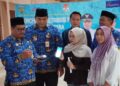 Wakil Bupati Jepara, M. Ibnu Hajar (dua dari kiri), melihat praktik penggunaan aplikasi e-Retribusi Pasar dalam peluncuran di Pasar Jepara I, Senin, 1 Desember 2025. (Tomi Budianto/Lingkarjateng.id)