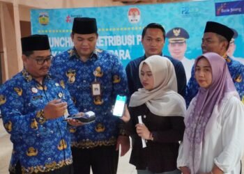 Dongkrak PAD, Jepara Kini Terapkan e-Retribusi Pasar 26 Wakil Bupati Jepara, M. Ibnu Hajar (dua dari kiri), melihat praktik penggunaan aplikasi e-Retribusi Pasar dalam peluncuran di Pasar Jepara I, Senin, 1 Desember 2025. (Tomi Budianto/Lingkarjateng.id)