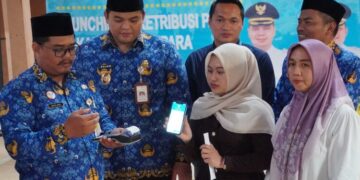 Wakil Bupati Jepara, M. Ibnu Hajar (dua dari kiri), melihat praktik penggunaan aplikasi e-Retribusi Pasar dalam peluncuran di Pasar Jepara I, Senin, 1 Desember 2025. (Tomi Budianto/Lingkarjateng.id)