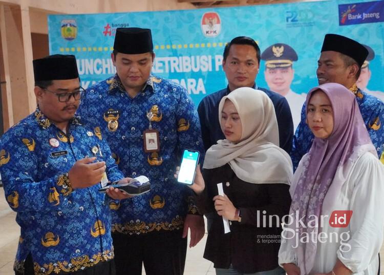 Wakil Bupati Jepara, M. Ibnu Hajar (dua dari kiri), melihat praktik penggunaan aplikasi e-Retribusi Pasar dalam peluncuran di Pasar Jepara I, Senin, 1 Desember 2025. (Tomi Budianto/Lingkarjateng.id)
